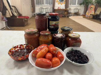 Осеннее застолье «Лето в банке» (дегустация солений, маринадов и компотов, обмен рецептами приготовления)
